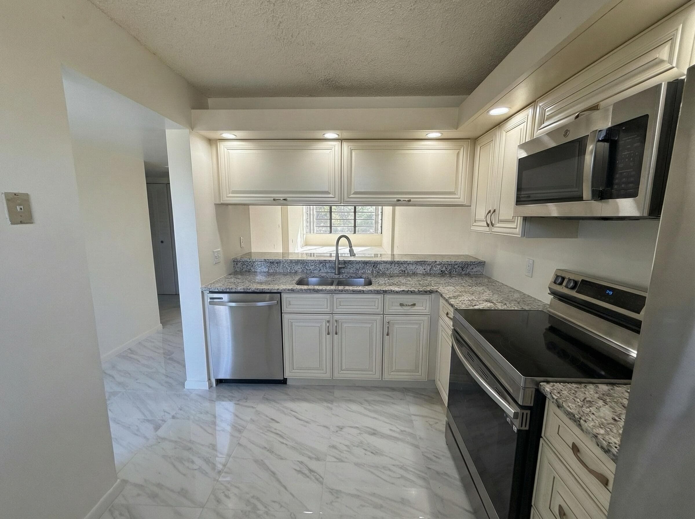 3826 Whitehall Drive 305, West Palm Beach, FL 33401 — photo 1 of 28
