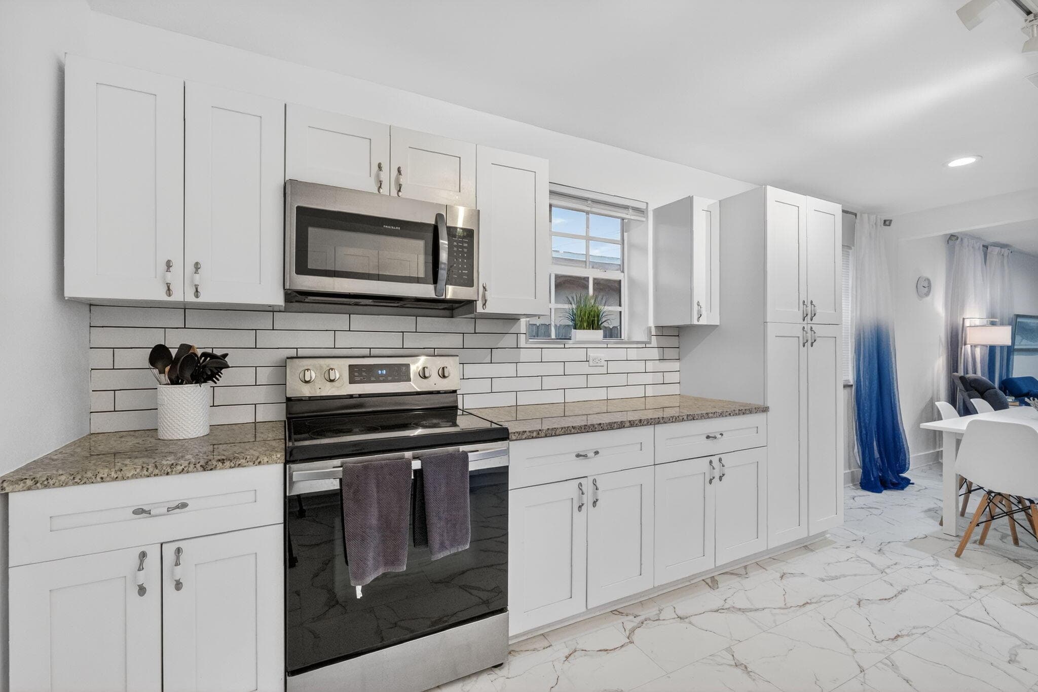 698 NE 36th Street, Oakland Park, FL 33334 — photo 8 of 29