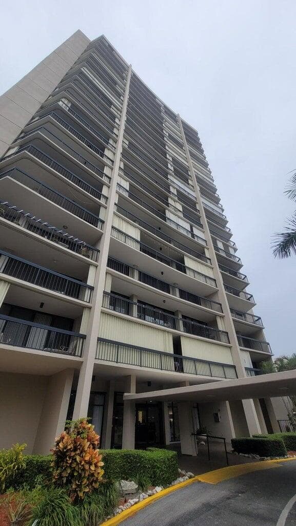 2425 Presidential Way 402, West Palm Beach, FL 33401 — photo 1 of 26
