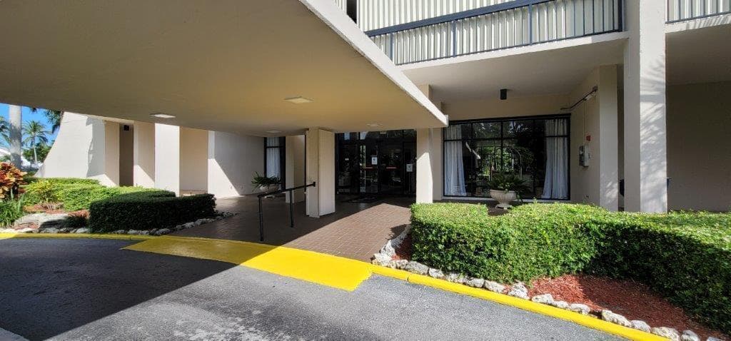 2425 Presidential Way 402, West Palm Beach, FL 33401 — photo 3 of 26