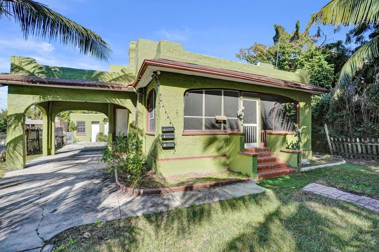 627 30th Street, West Palm Beach, FL 33407 — photo 1 of 65