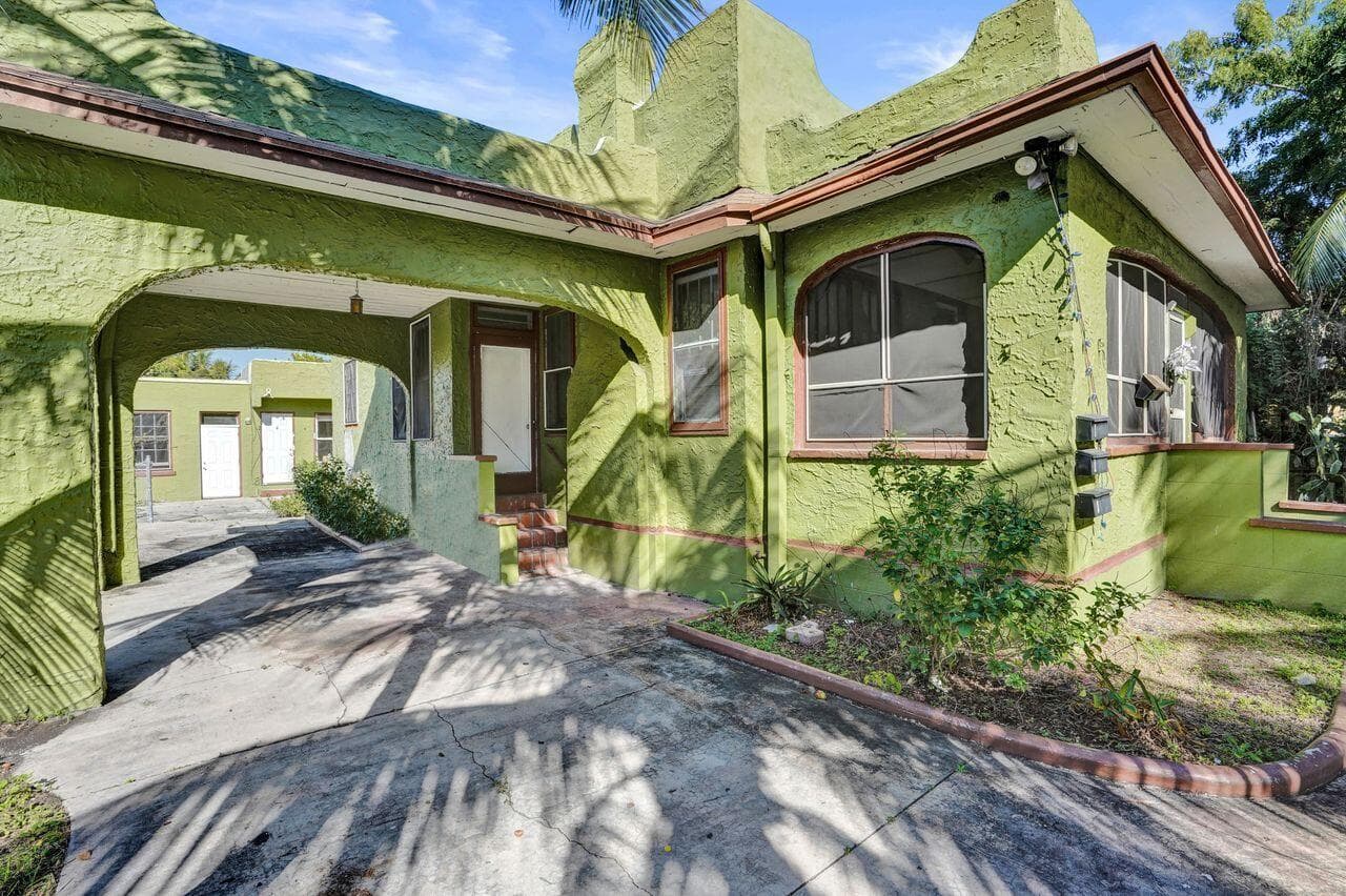 627 30th Street, West Palm Beach, FL 33407 — photo 8 of 65