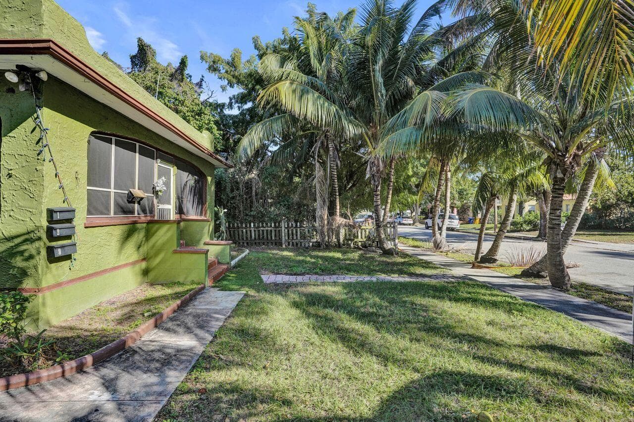 627 30th Street, West Palm Beach, FL 33407 — photo 12 of 65