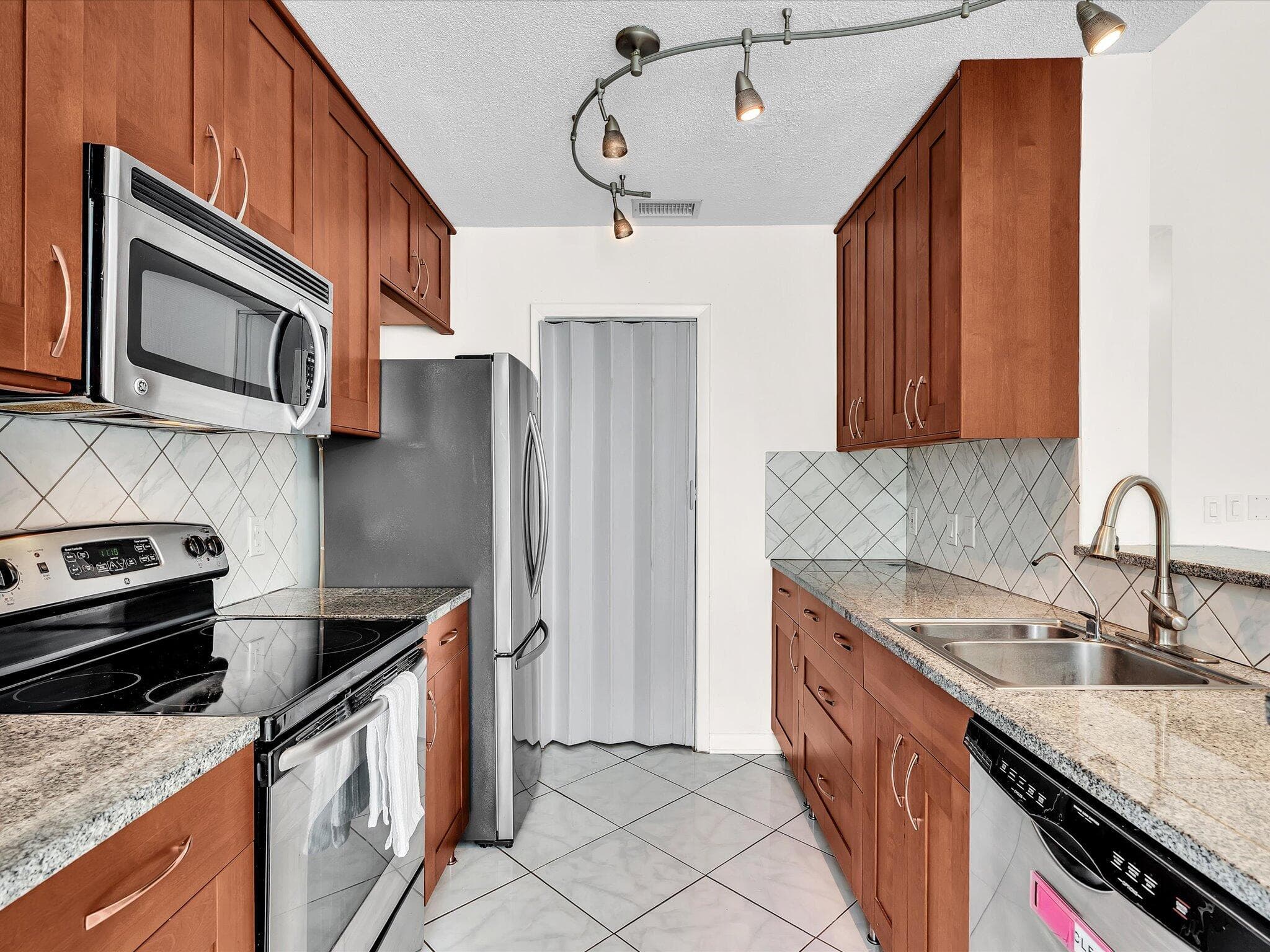 815 W Boynton Beach Boulevard 16-205, Boynton Beach, FL 33426 — photo 9 of 58