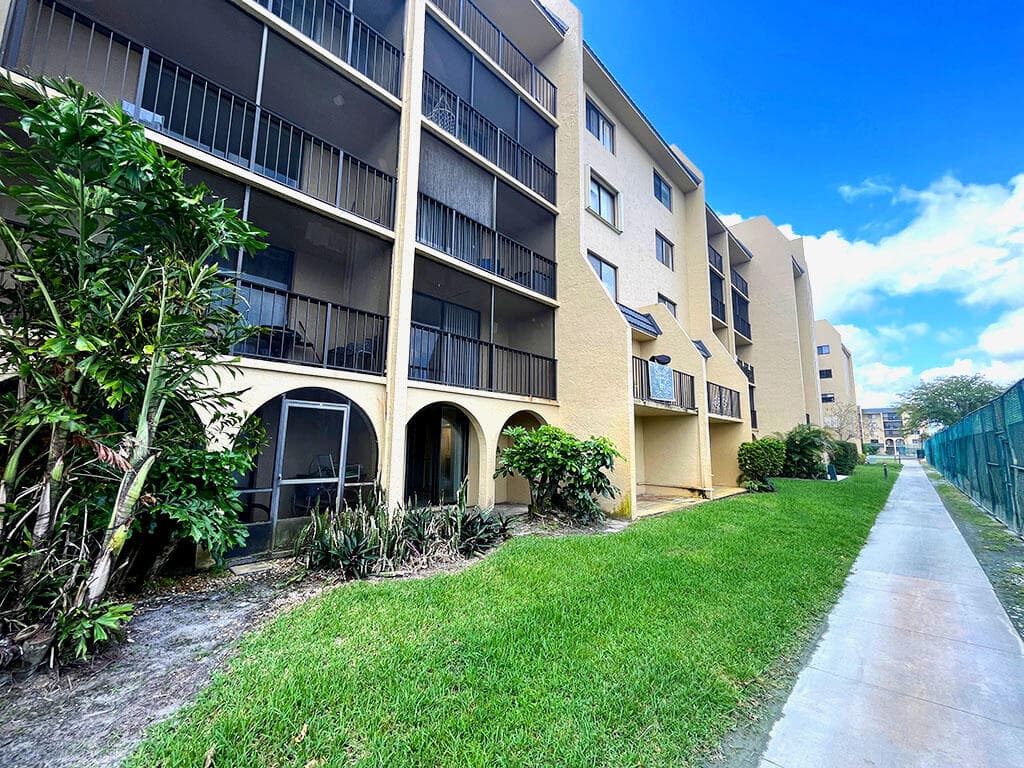 2828 Tennis Club Drive 207, West Palm Beach, FL 33417 — photo 6 of 7