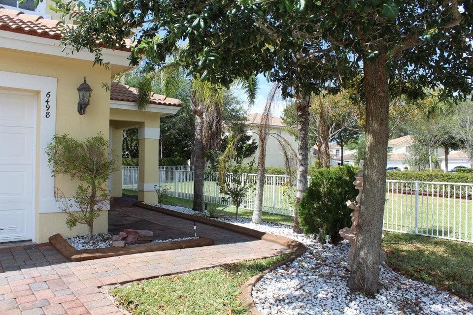 6498 Adriatic Way, West Palm Beach, FL 33413 — photo 2 of 3
