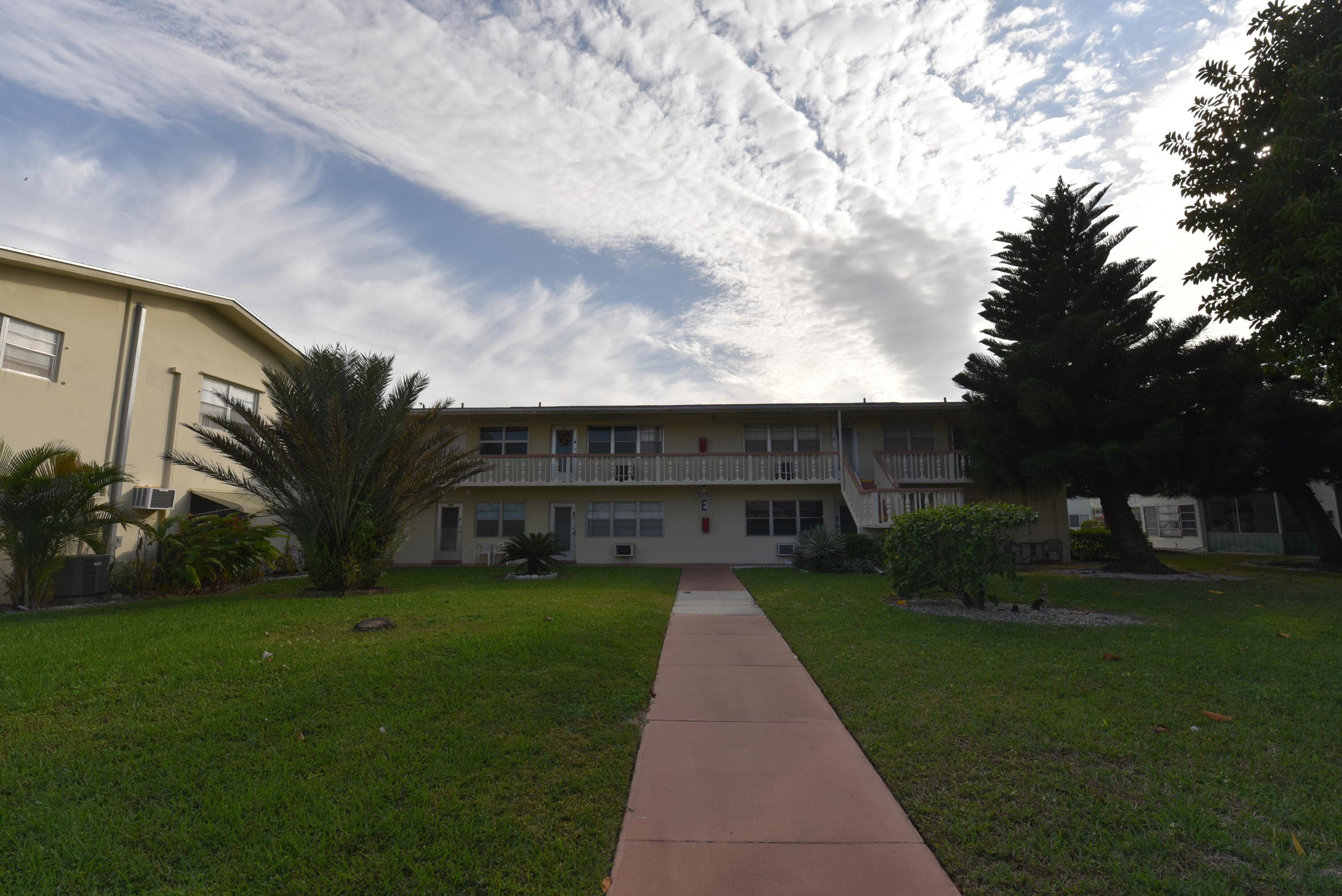 112 Salisbury E, West Palm Beach, FL 33417 — photo 1 of 41