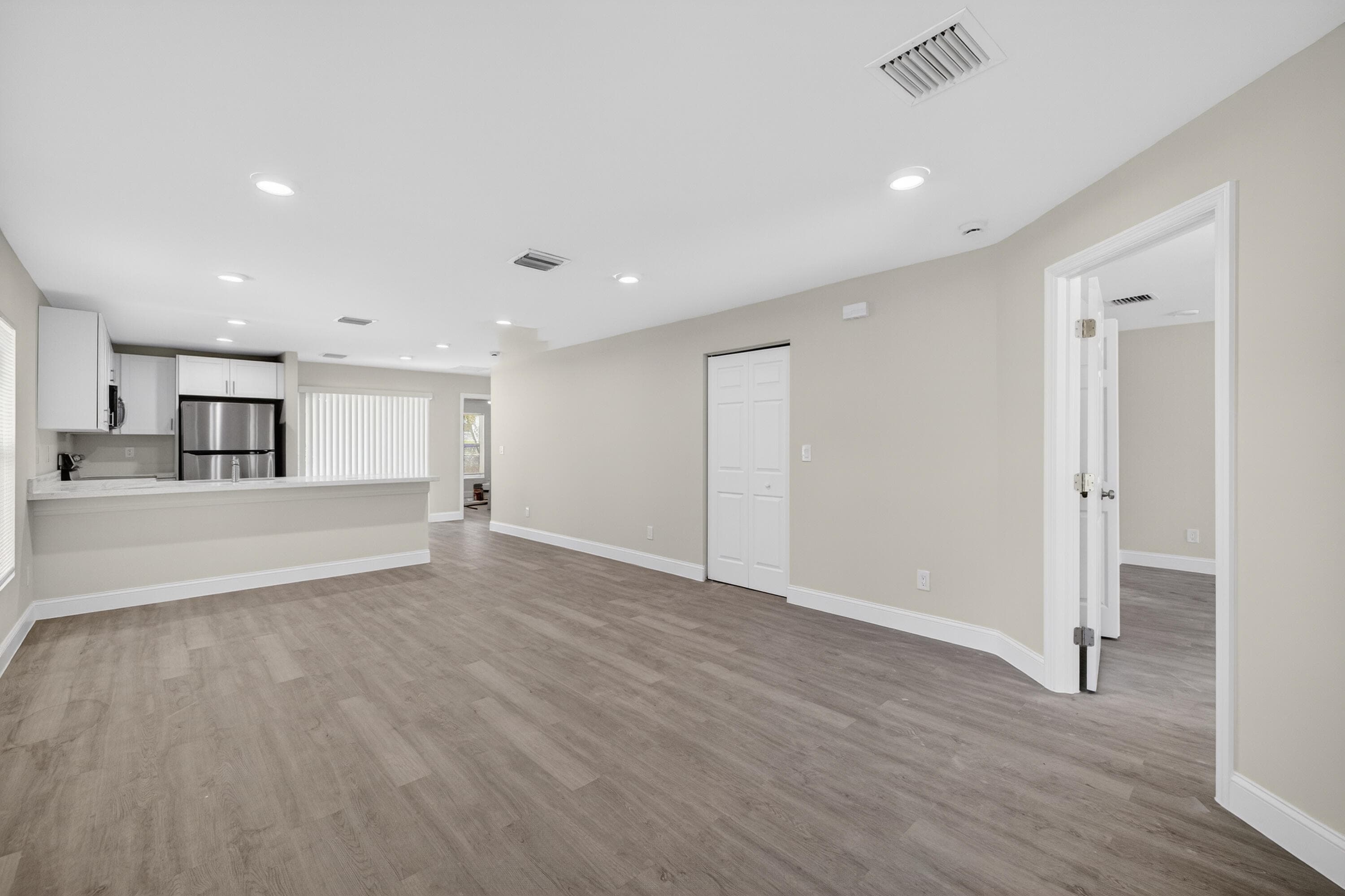 706 Dundas Court, Fort Pierce, FL 34950 — photo 4 of 37