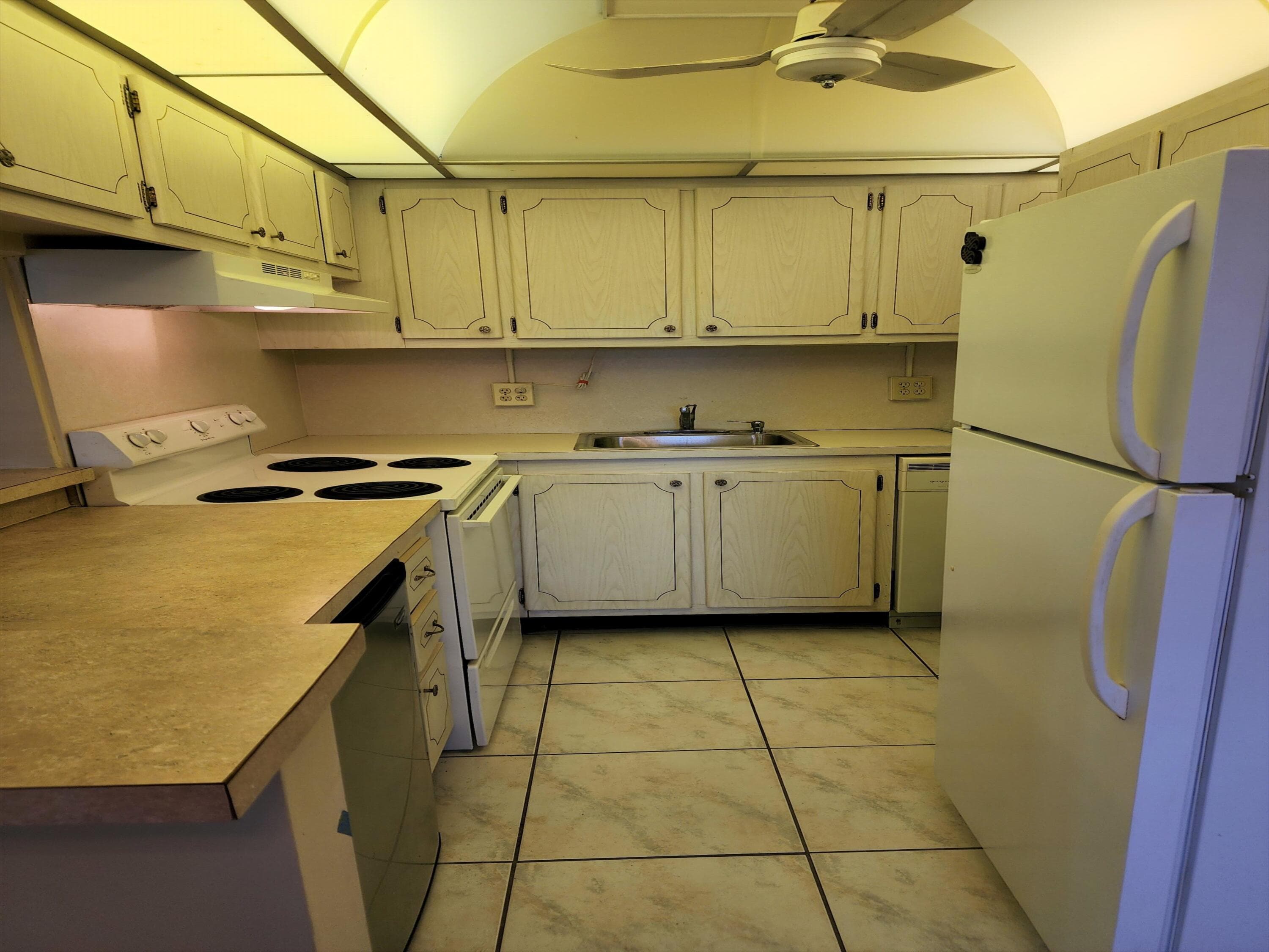 239 Coventry J, West Palm Beach, FL 33417 — photo 3 of 7