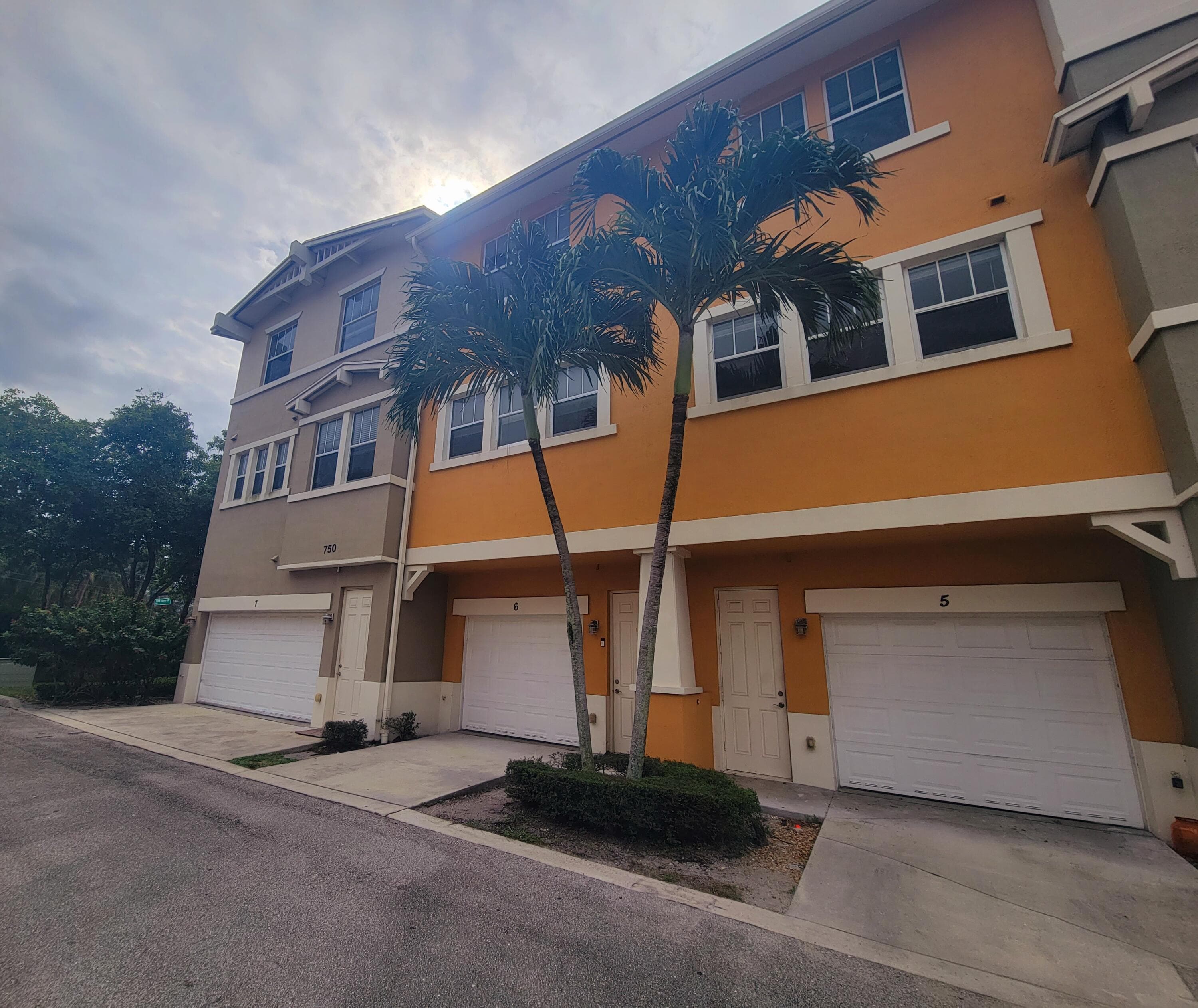 750 Millbrae Court 5, West Palm Beach, FL 33401 — photo 2 of 60