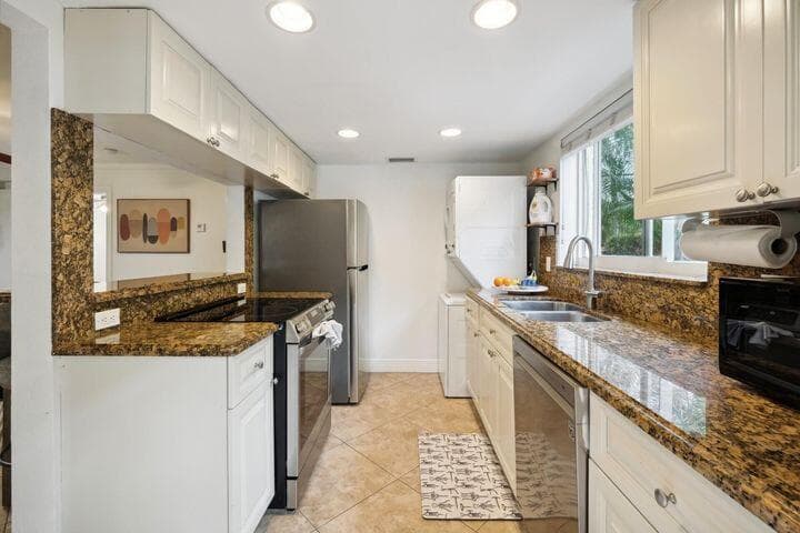 49 SE 7th Avenue 1, Delray Beach, FL 33445 — photo 8 of 12