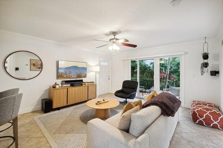 49 SE 7th Avenue 1, Delray Beach, FL 33445 — photo 2 of 12