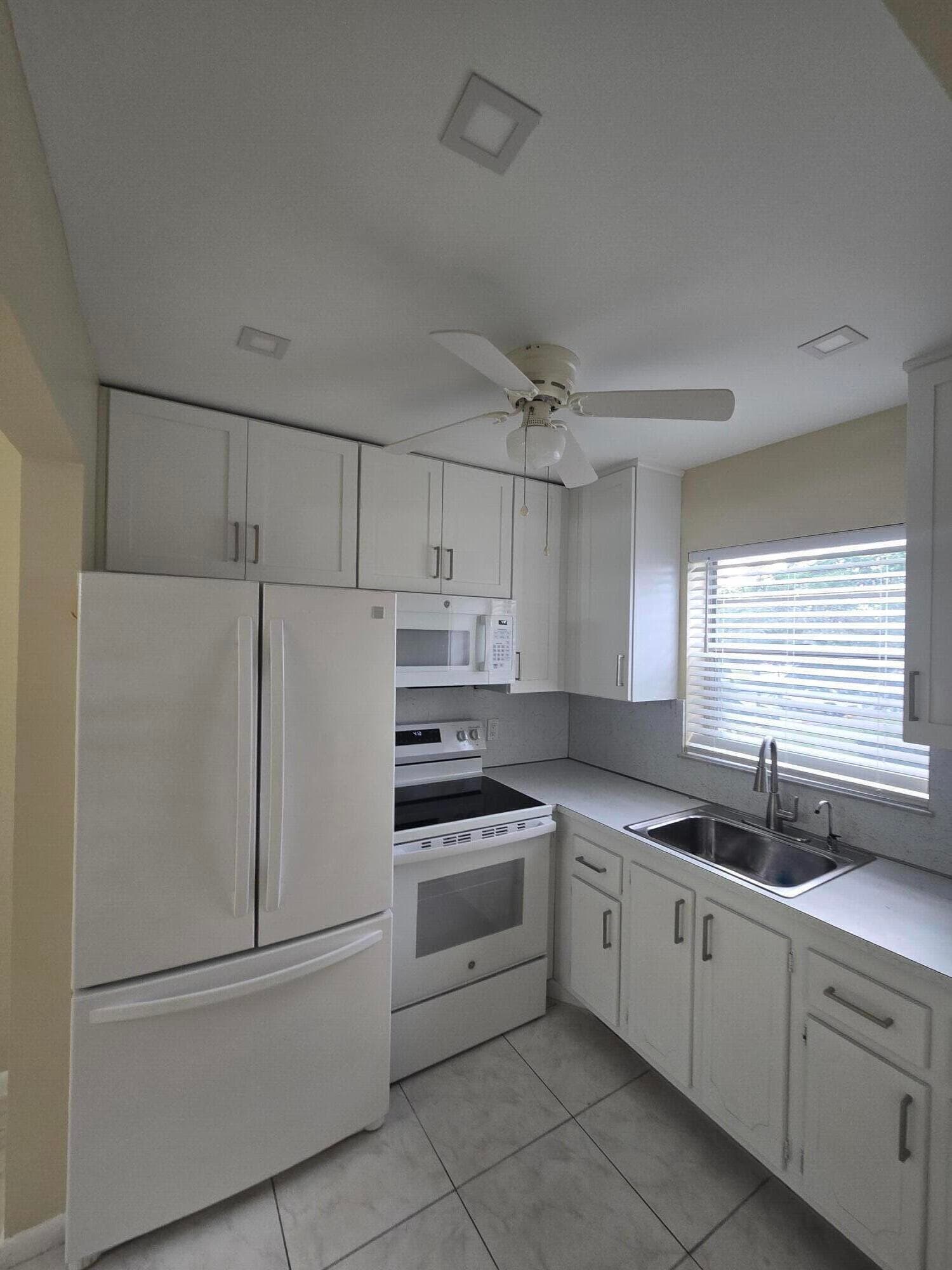 17 Cambridge A, West Palm Beach, FL 33417 — photo 13 of 15