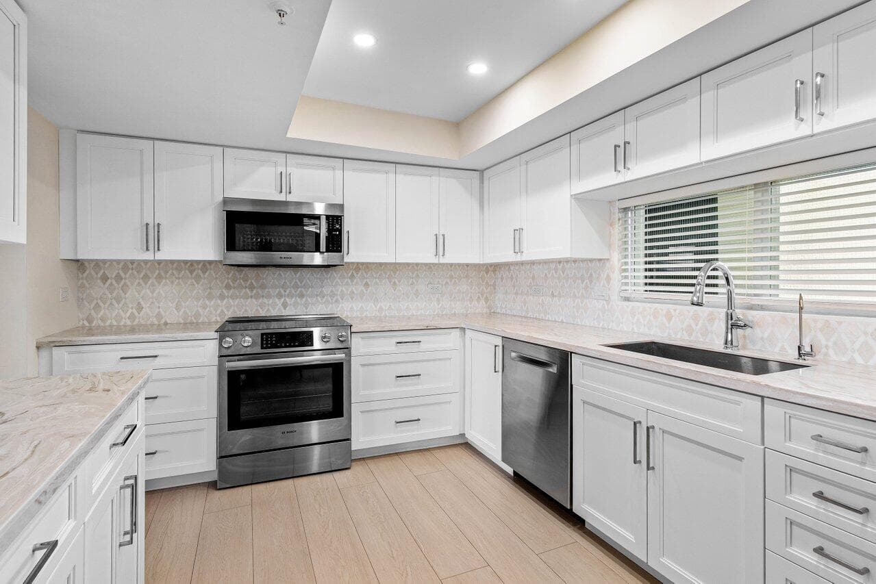 2450 Presidential Way 607, West Palm Beach, FL 33401 — photo 9 of 38
