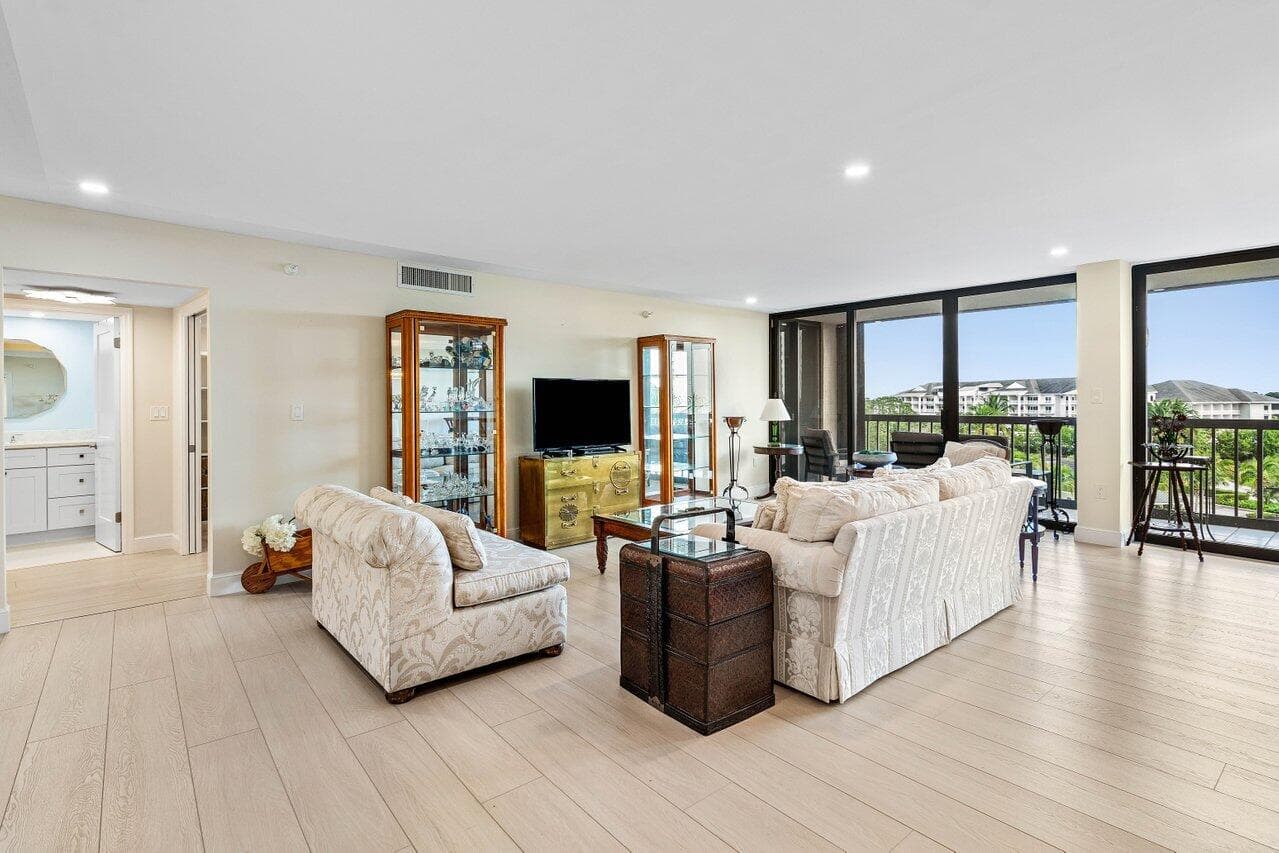 2450 Presidential Way 607, West Palm Beach, FL 33401 — photo 3 of 38