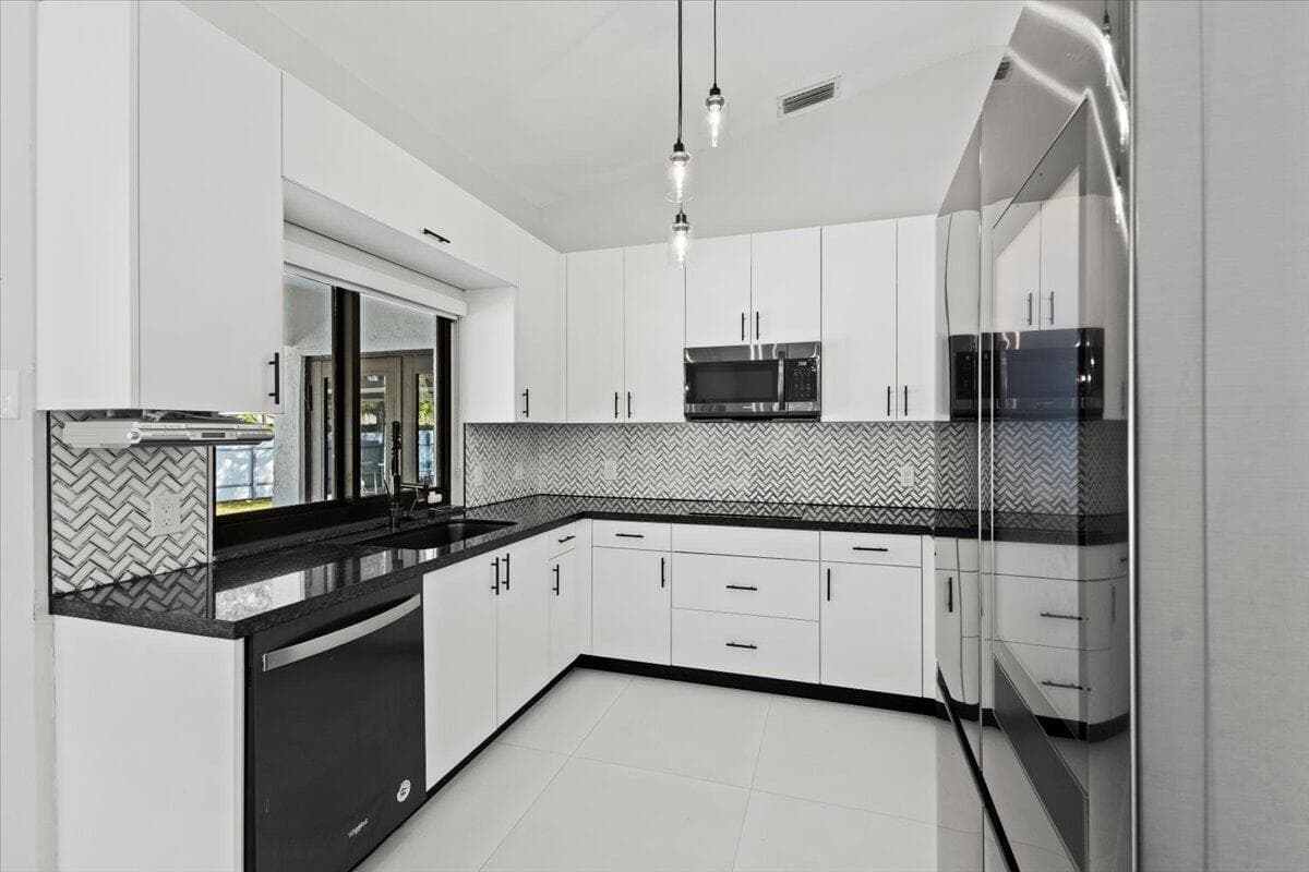 20221 NW 8th Street, Pembroke Pines, FL 33029 — photo 11 of 41