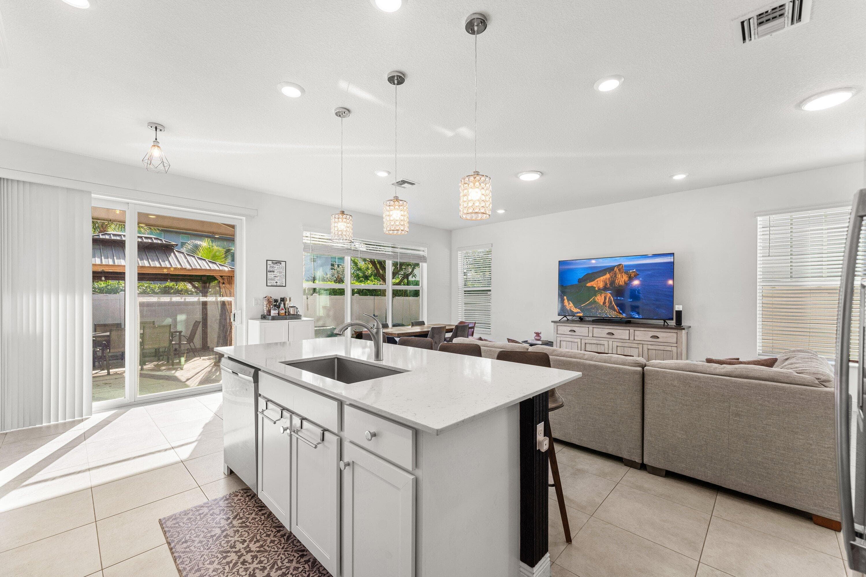 4330 Lago Drive, Deerfield Beach, FL 33064 — photo 19 of 36