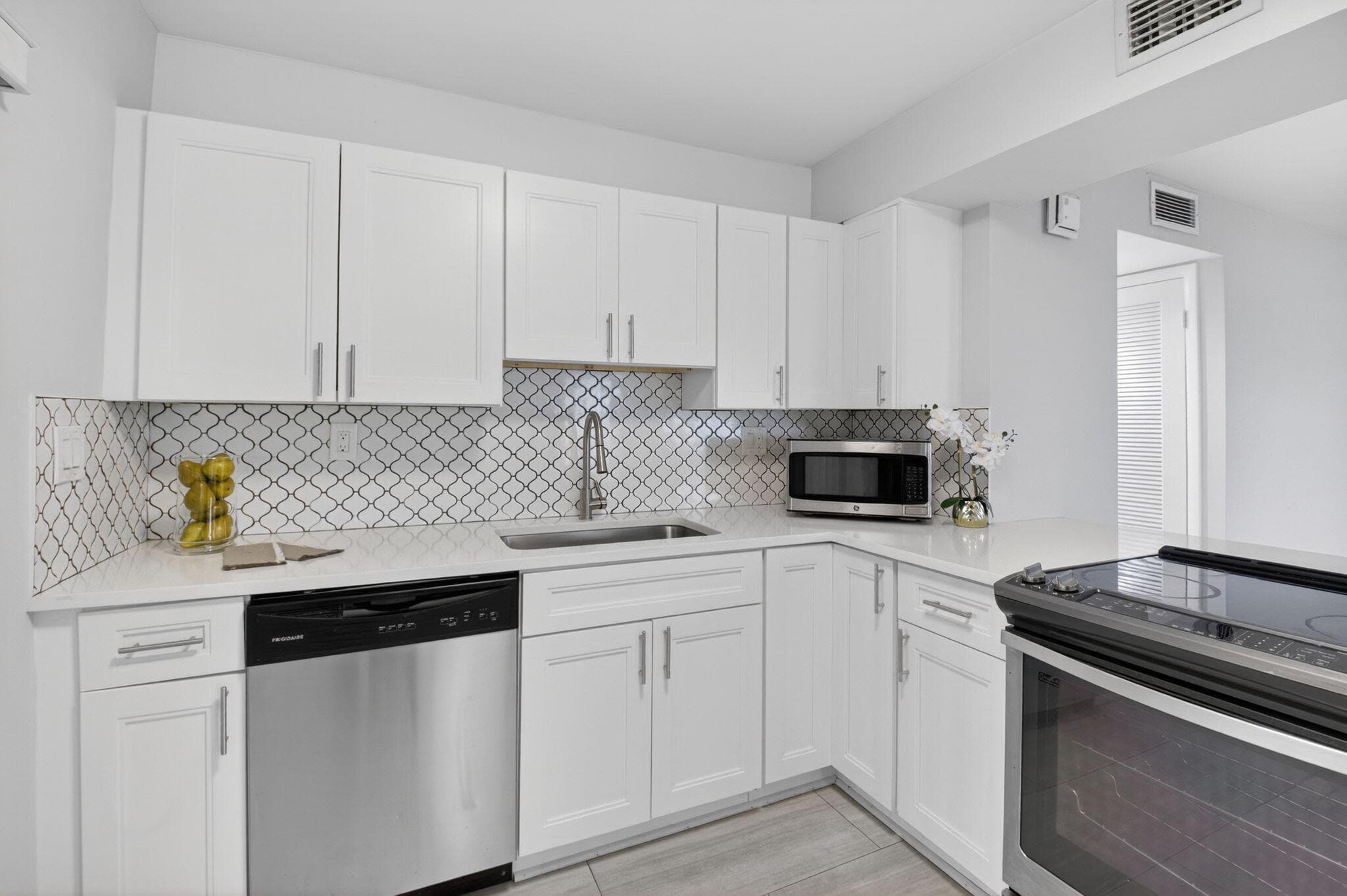 450 Piedmont J 450, Delray Beach, FL 33484 — photo 14 of 78