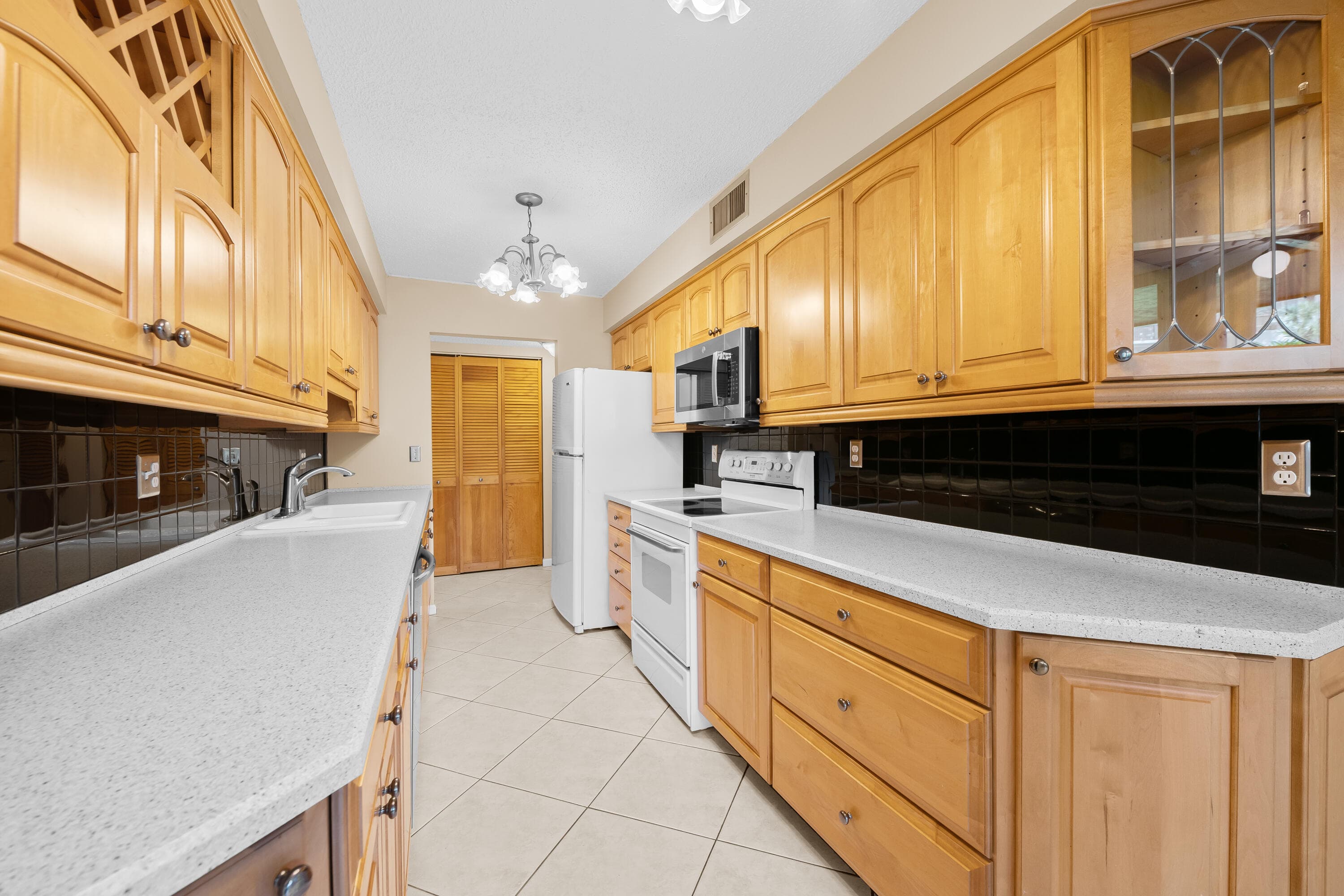 800 Jeffery Street 103, Boca Raton, FL 33487 — photo 2 of 40
