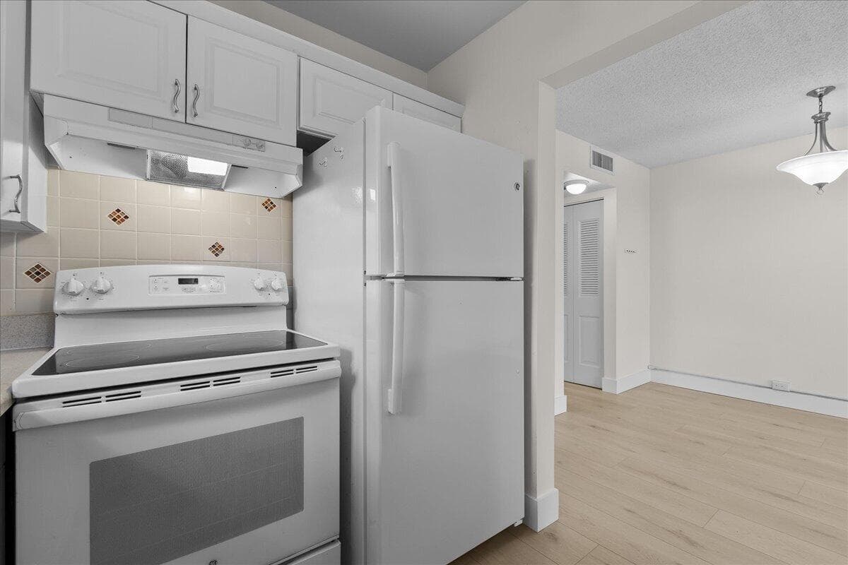 142 Kent I, West Palm Beach, FL 33417 — photo 4 of 31
