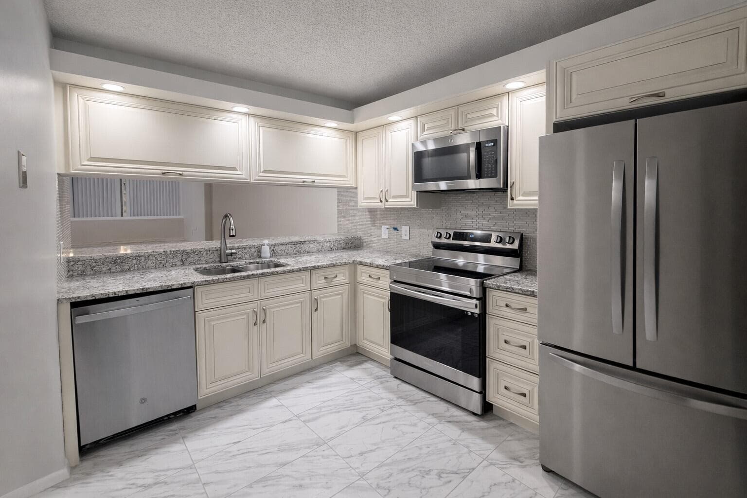 3826 Whitehall Drive 305, West Palm Beach, FL 33401 — photo 2 of 28