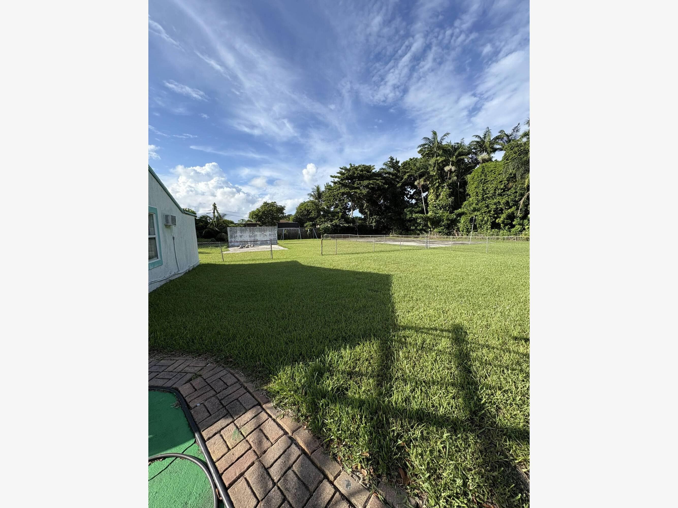 425 NE 154th Street, Miami, FL 33162 — photo 1 of 5