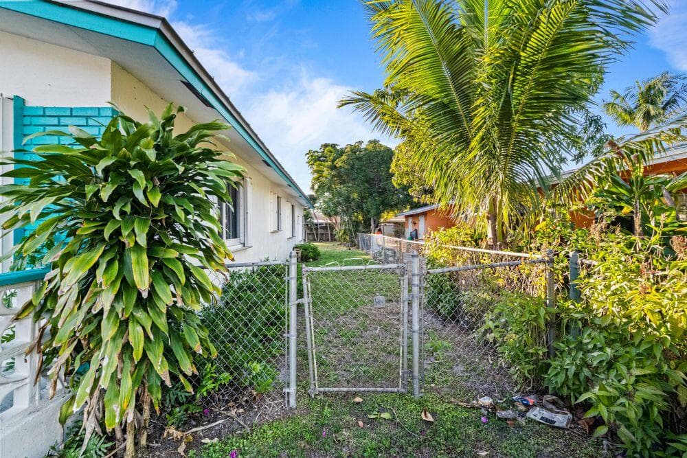 3443 NE 3rd Avenue, Oakland Park, FL 33334 — photo 10 of 59
