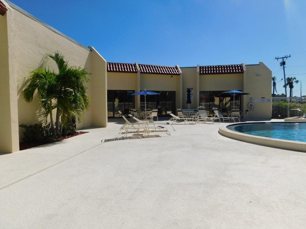 2050 Oleander Boulevard 11207, Fort Pierce, FL 34950 — photo 2 of 9