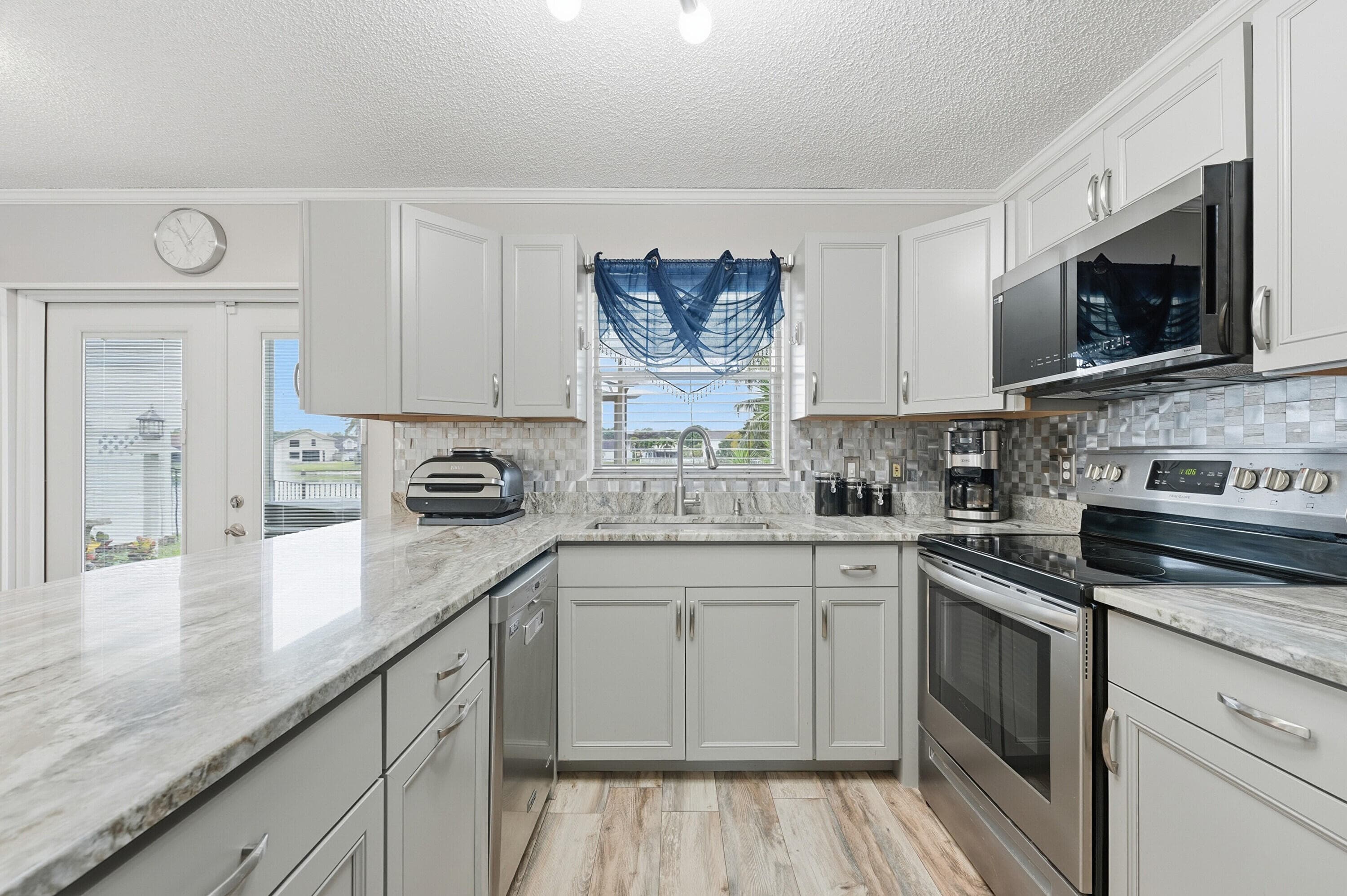 2805 Foxhall Drive E, West Palm Beach, FL 33417 — photo 5 of 54