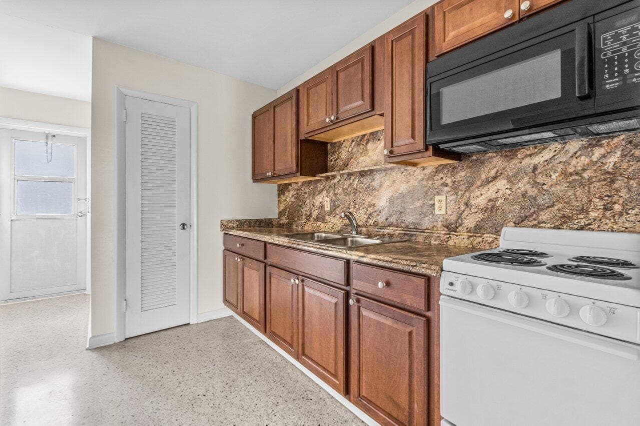 751 Hummingbird Way 6, North Palm Beach, FL 33408 — photo 3 of 18