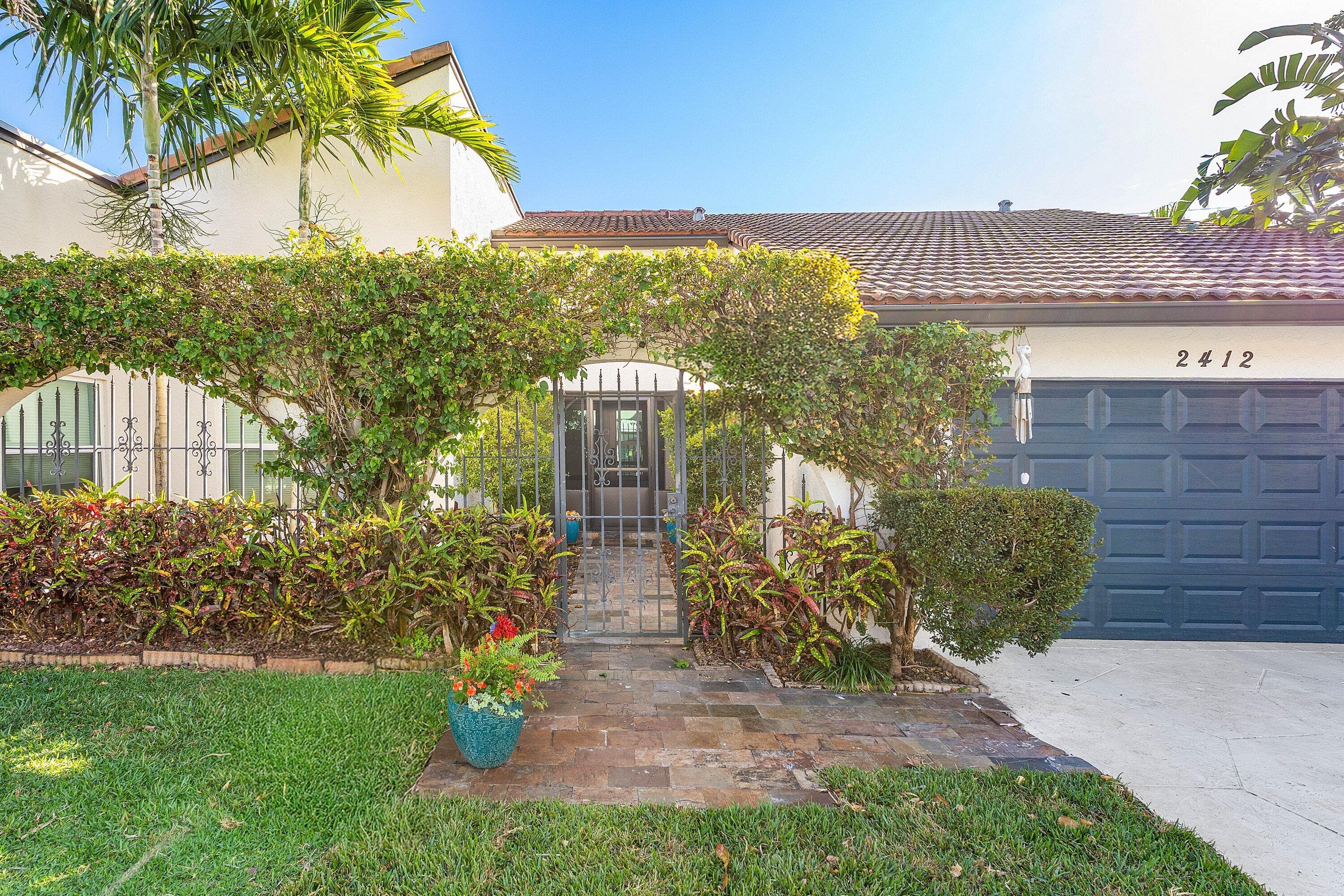 2412 SW 23rd Cranbrook Drive, Boynton Beach, FL 33436 — photo 2 of 45