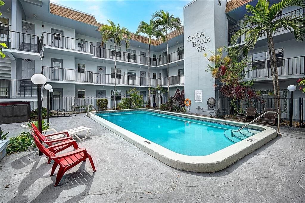 714 NE 10th Street 205, Hallandale Beach, FL 33009 — photo 2 of 9
