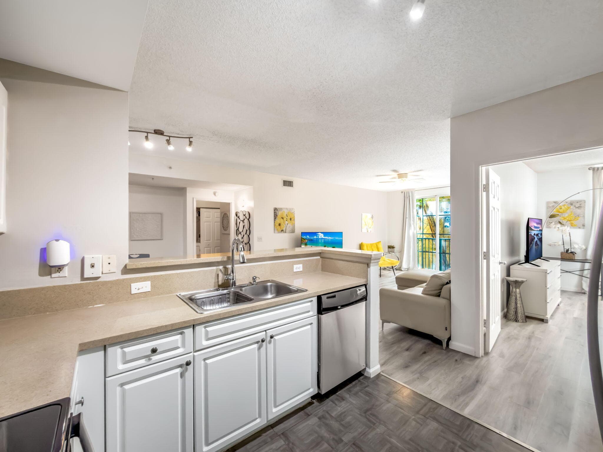 630 S Sapodilla Avenue 218, West Palm Beach, FL 33401 — photo 11 of 39
