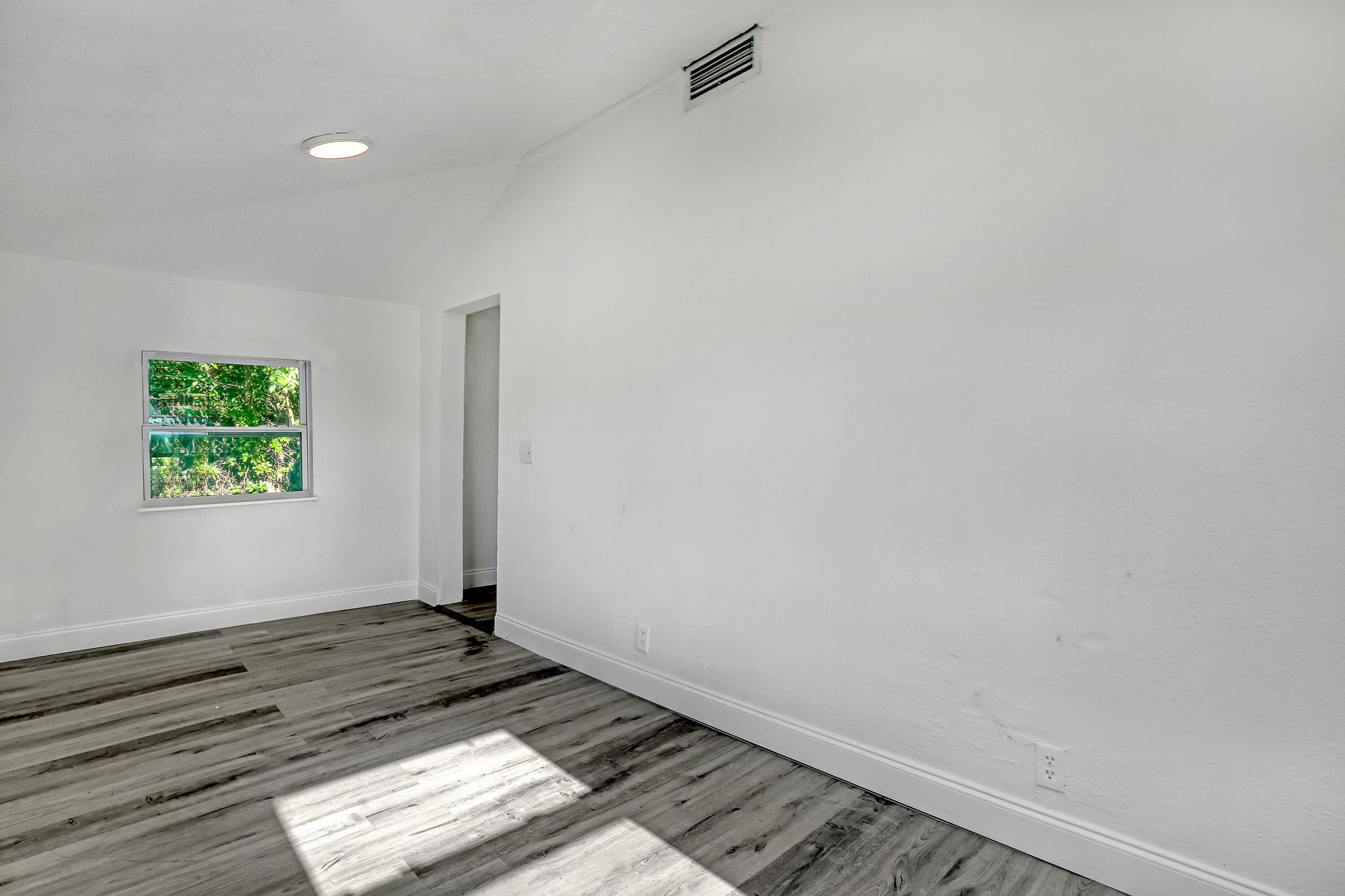 180 W 15th Street, Riviera Beach, FL 33404 — photo 7 of 45