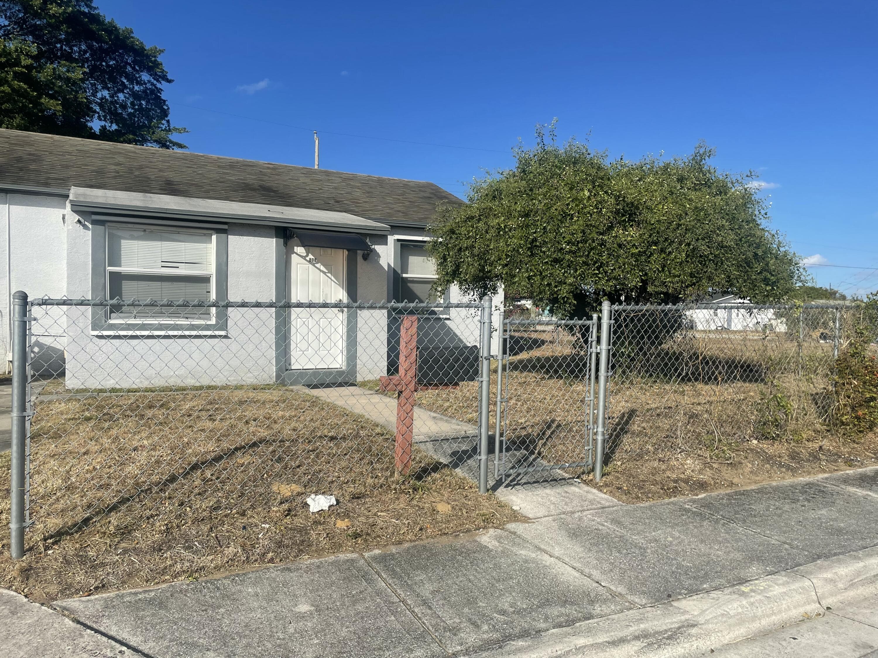 808 W 4th Street W, Riviera Beach, FL 33404 — photo 2 of 11