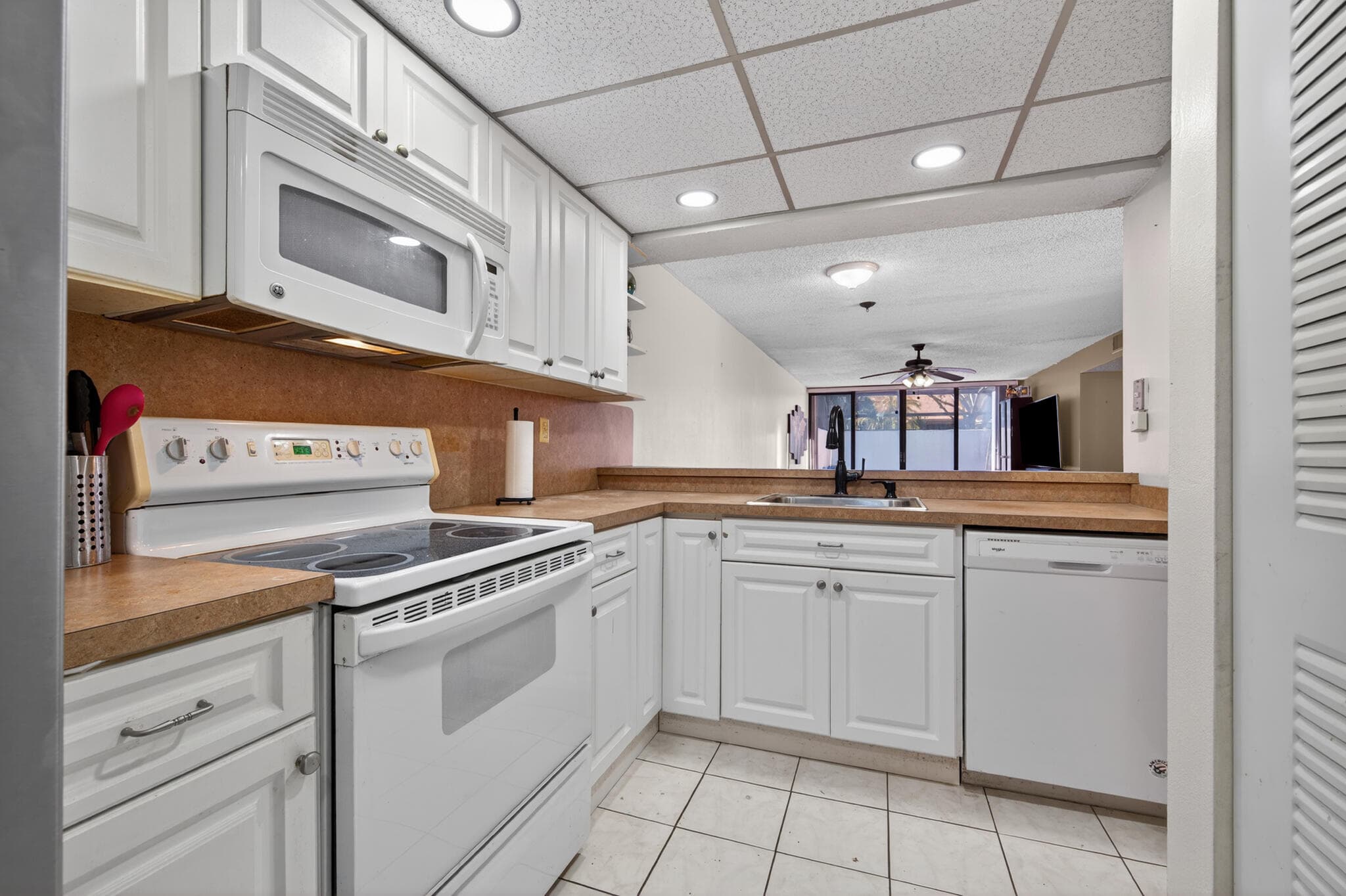 1340 E Golfview Drive, Pembroke Pines, FL 33026 — photo 14 of 27