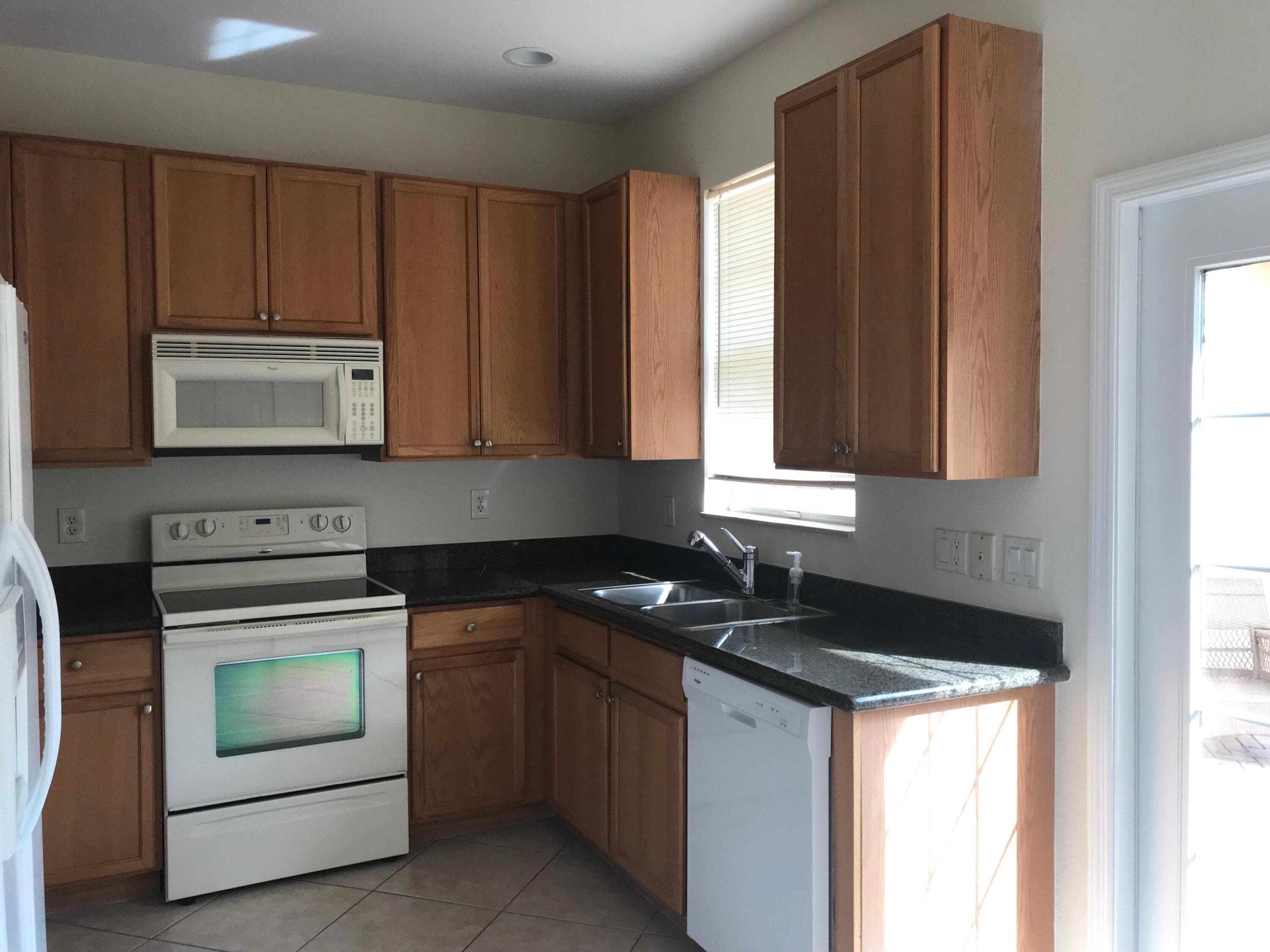 141 E Thatch Palm Circle, Jupiter, FL 33458 — photo 11 of 27