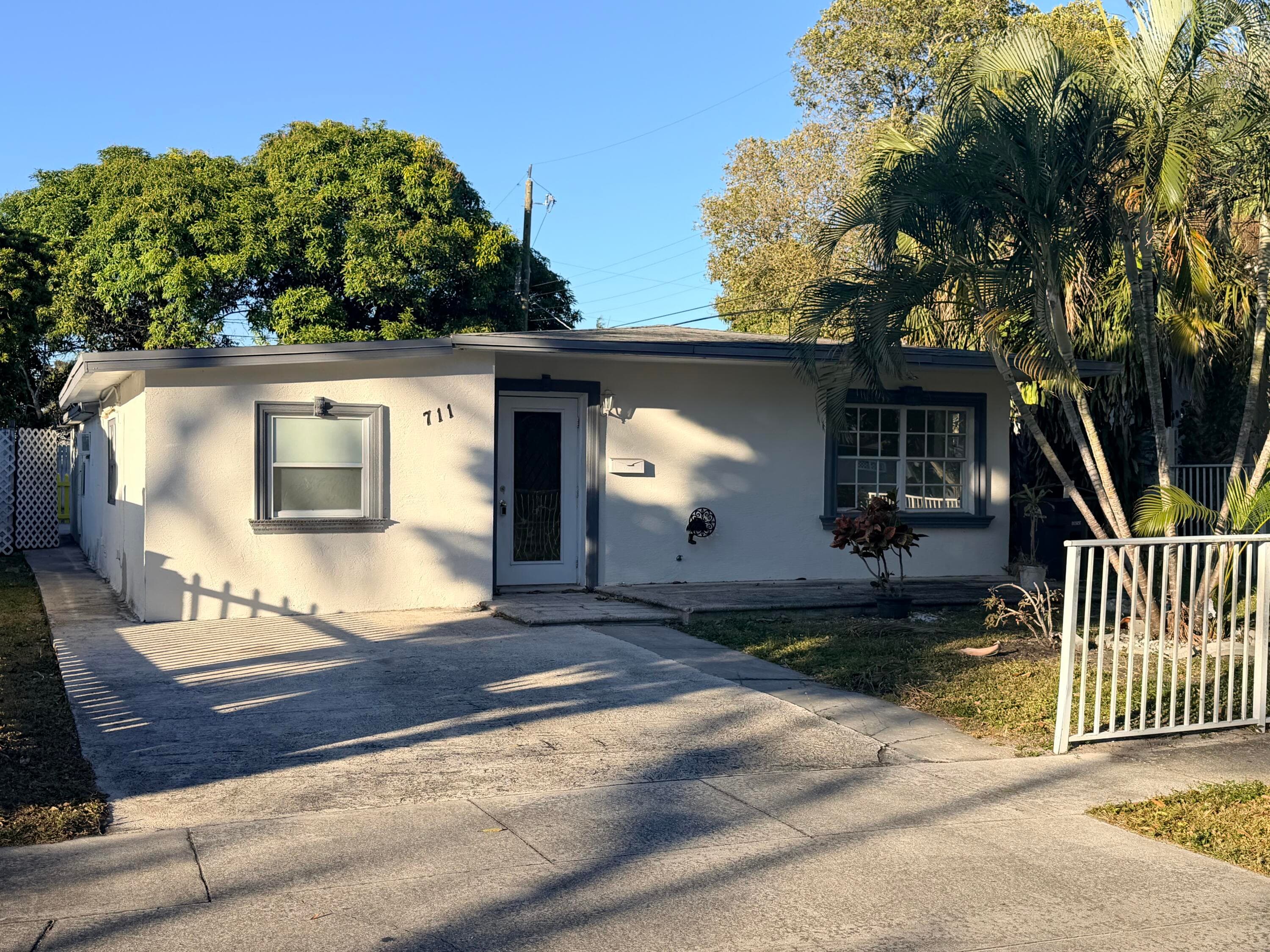 711 Fernwood Drive, West Palm Beach, FL 33405 — photo 5 of 11