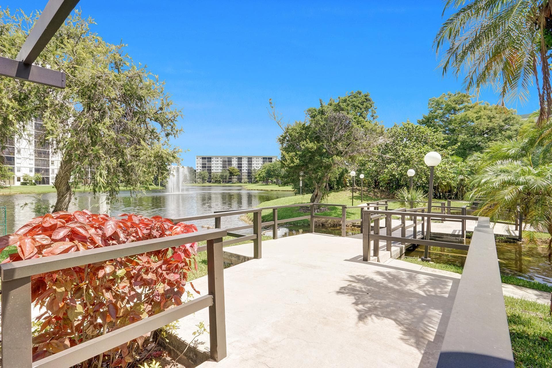 2334 S Cypress Bend Drive 907, Pompano Beach, FL 33069 — photo 5 of 18