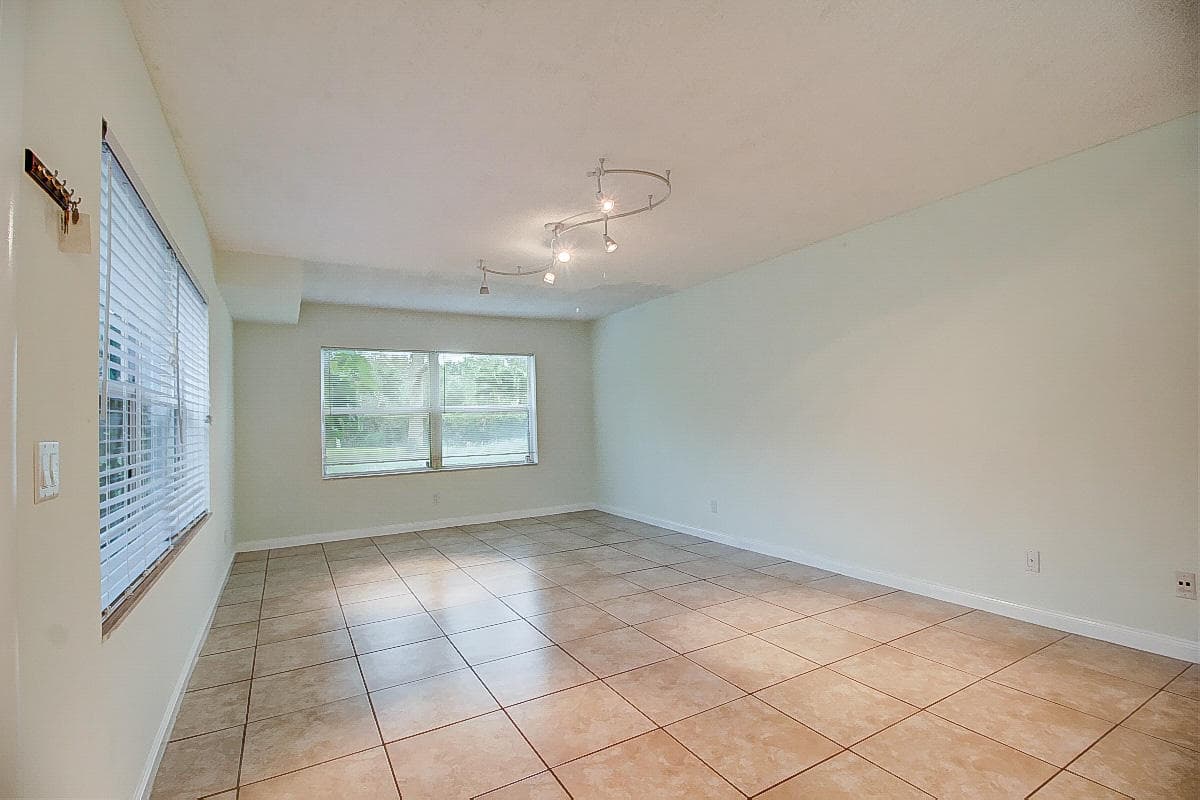 44 Essex Court B, Royal Palm Beach, FL 33411 — photo 3 of 37