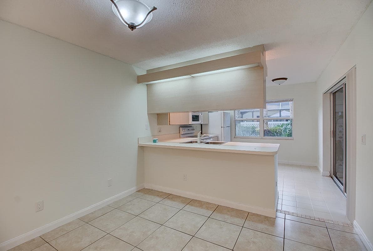 44 Essex Court B, Royal Palm Beach, FL 33411 — photo 8 of 37