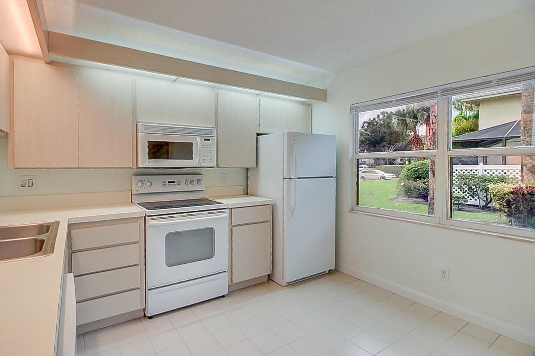 44 Essex Court B, Royal Palm Beach, FL 33411 — photo 11 of 37