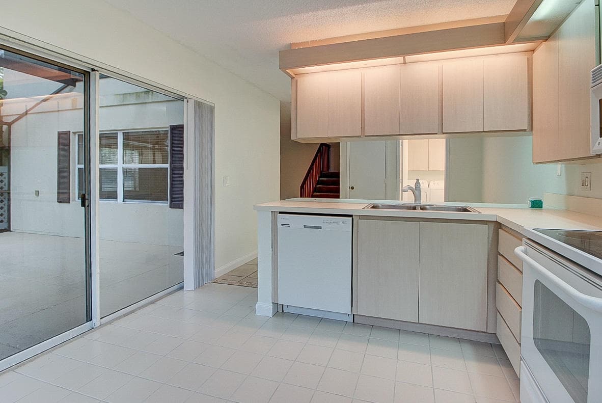 44 Essex Court B, Royal Palm Beach, FL 33411 — photo 13 of 37