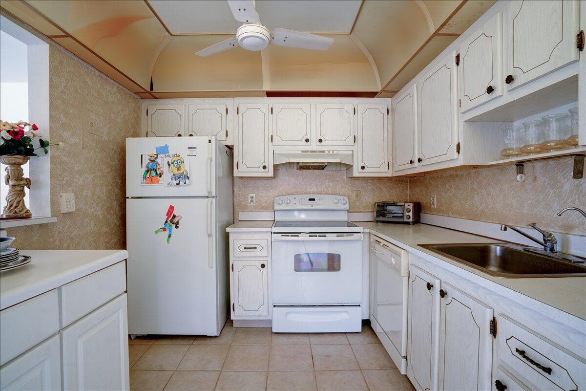 222 Saxony E 222, Delray Beach, FL 33446 — photo 10 of 17