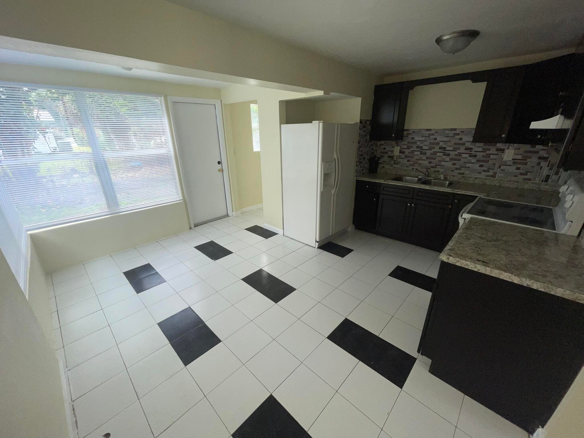 5320 Harriet Place, West Palm Beach, FL 33407 — photo 5 of 22