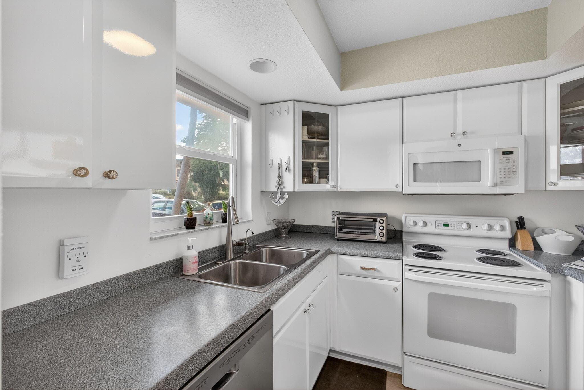 2950 SE Ocean Blvd Boulevard, Stuart, FL 34996 — photo 13 of 31