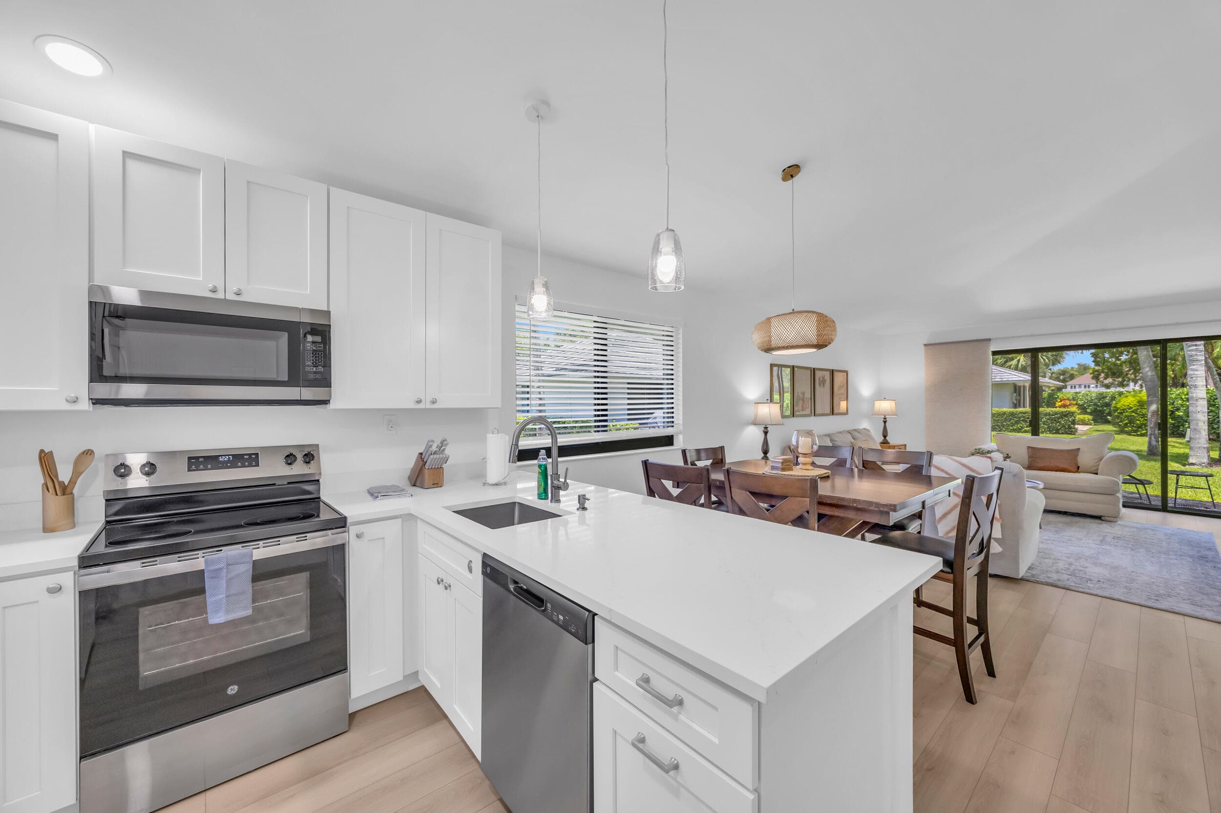836 Club Drive, Palm Beach Gardens, FL 33418 — photo 19 of 36