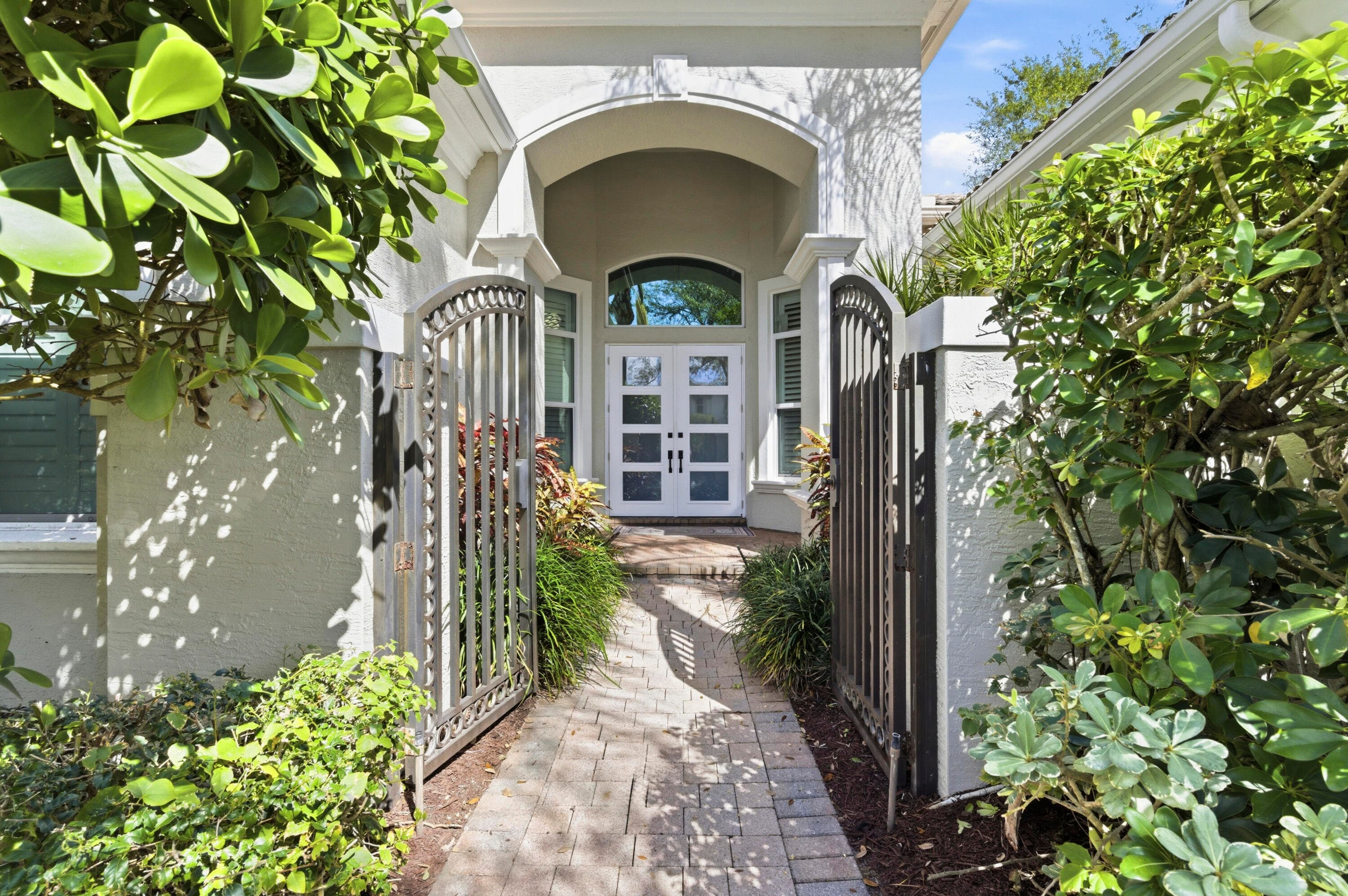 102 Tranquilla Drive, Palm Beach Gardens, FL 33418 — photo 2 of 33