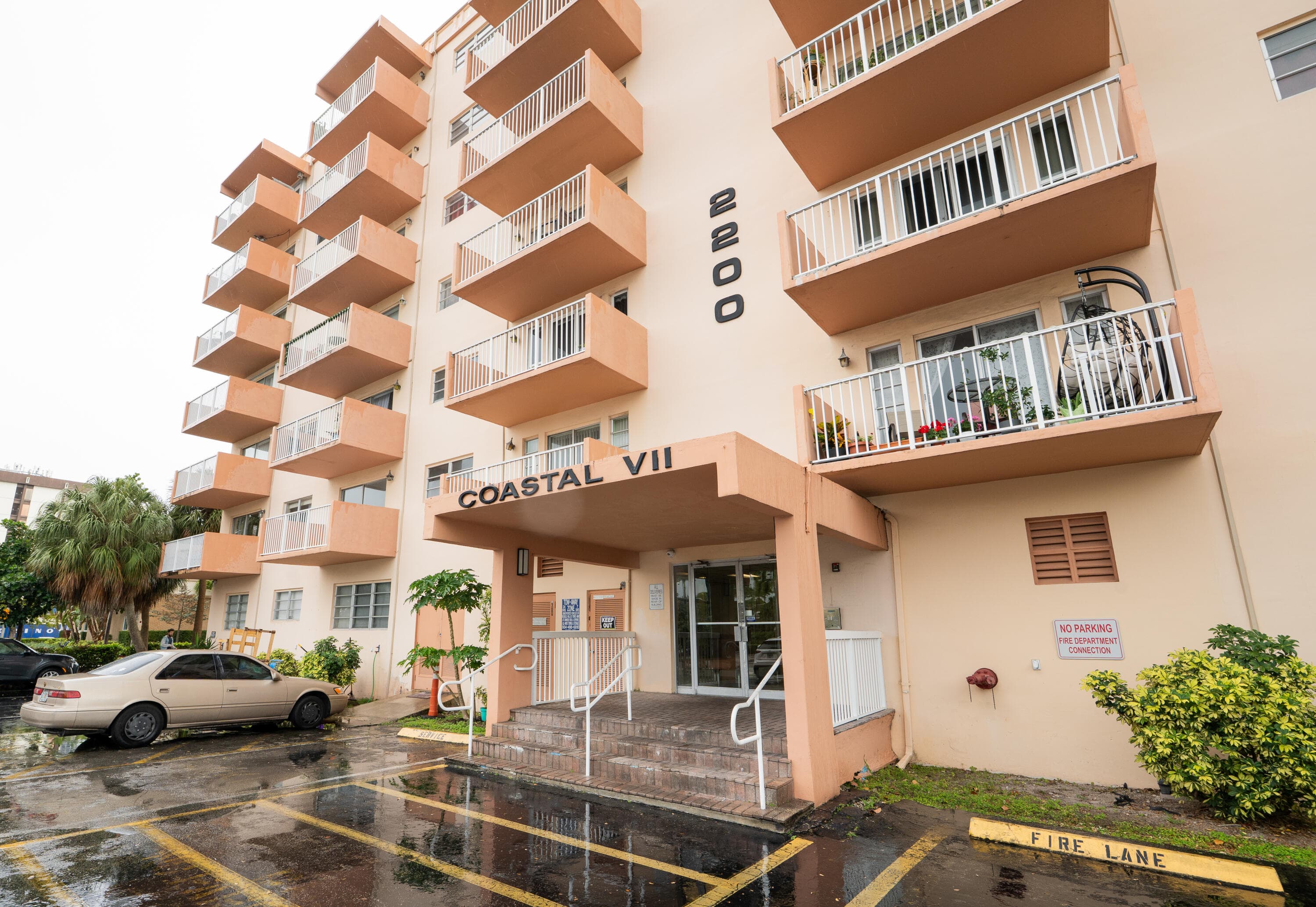 2200 E Hallandale Beach Boulevard 202, Hallandale Beach, FL 33009 — photo 2 of 28
