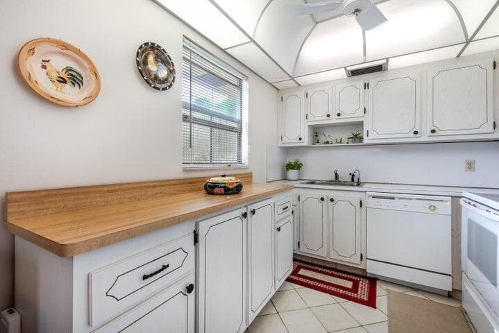 657 Brittany N, Delray Beach, FL 33446 — photo 10 of 42